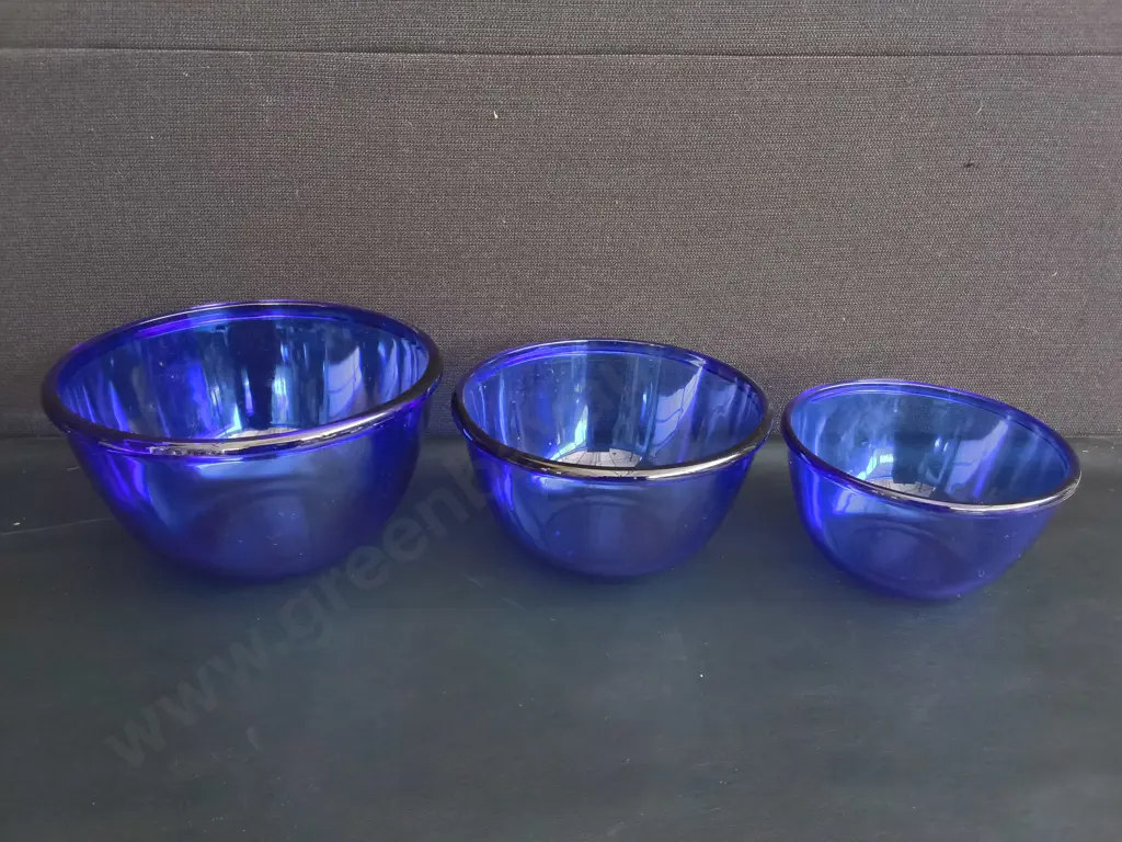 SET OF 3 VINTAGE ARCOROC COBALT BLUE GLASS BOWLS, TALLES H 13 CM X DIA 23.5 CM Image 1++