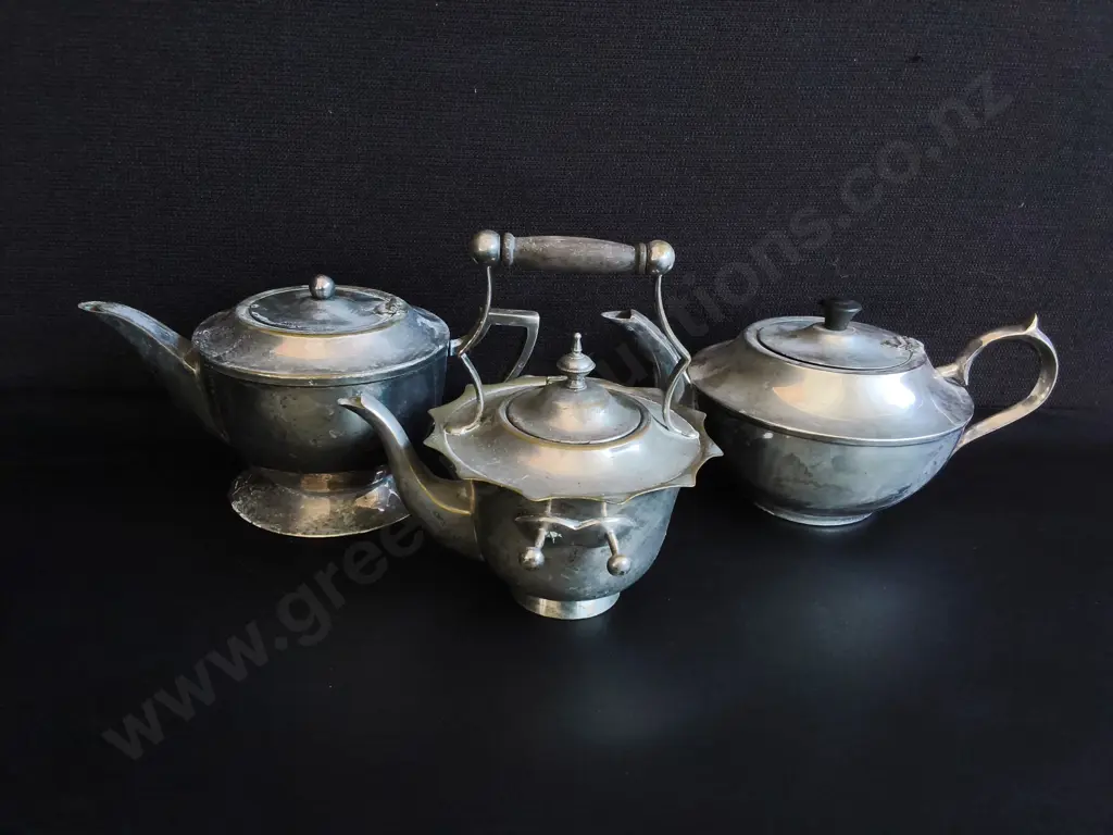 3 PIECES VINTAGE BRITISH SILVER PLATE TEA AND COFFEE SERVICE ITEMS, TALLEST H 17 CM Image 1++