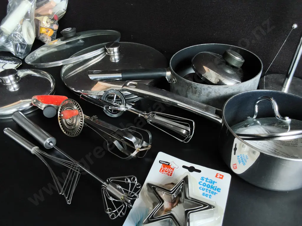 BOX OF KITCHENWARE Image 1++