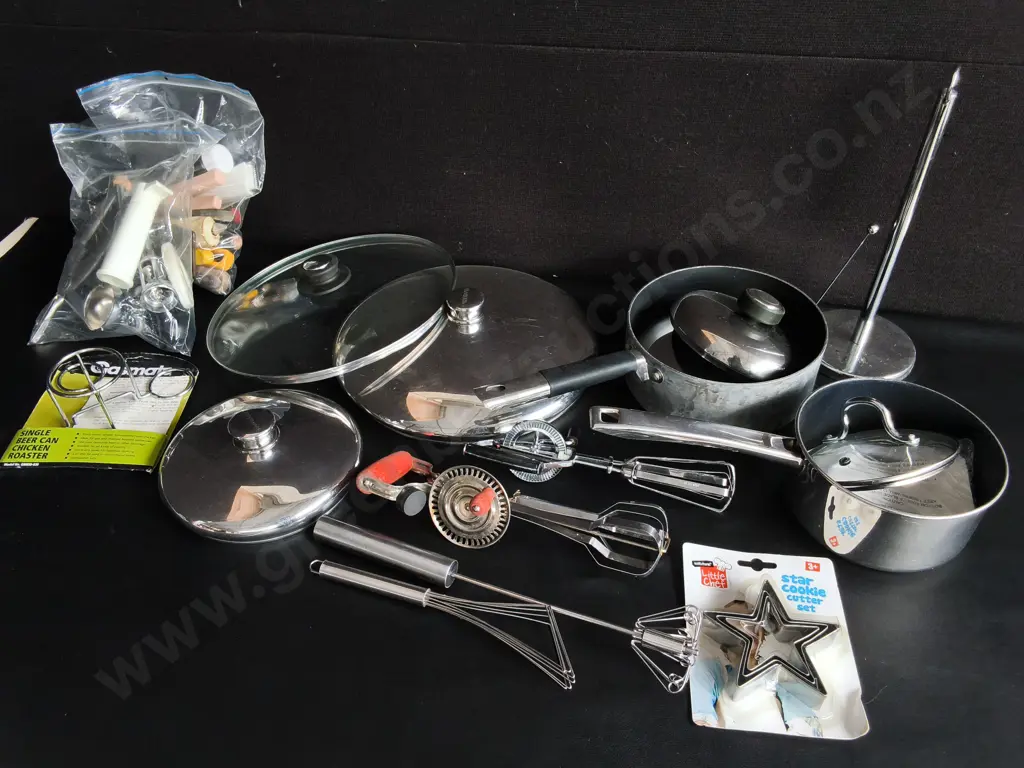 BOX OF KITCHENWARE Image 1++