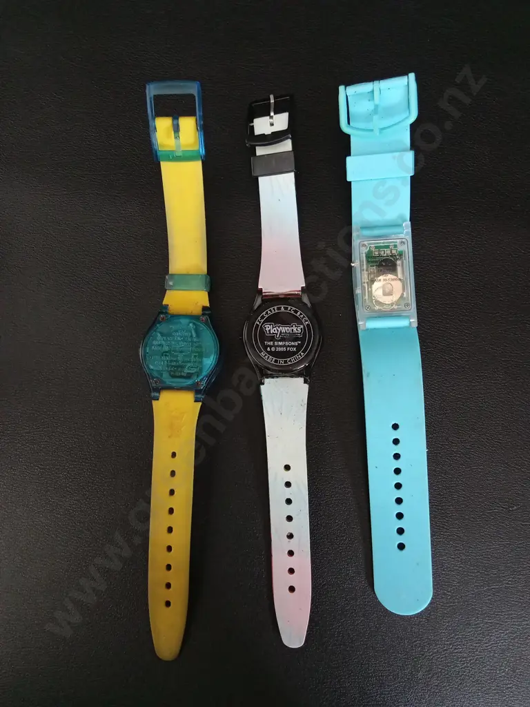 3 VINTAGE CHILDRENS WATCHES Image 1++