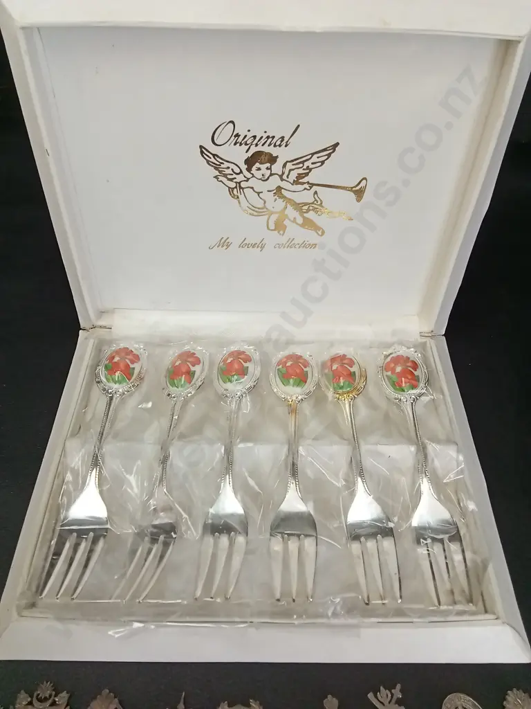 11 VINTAGE SOUVINER SPOONS AND 6 DESSERT SPOONS Image 1++