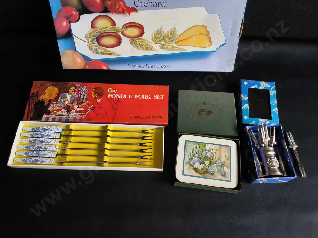 VINTAGE ENTERTAINING KITCHEN ITEMS, PACKAGED, MAXWELL & WILLIAMS PLATTER, JASON COASTERS, ETC, WIDEST W 38 CM Image 1++