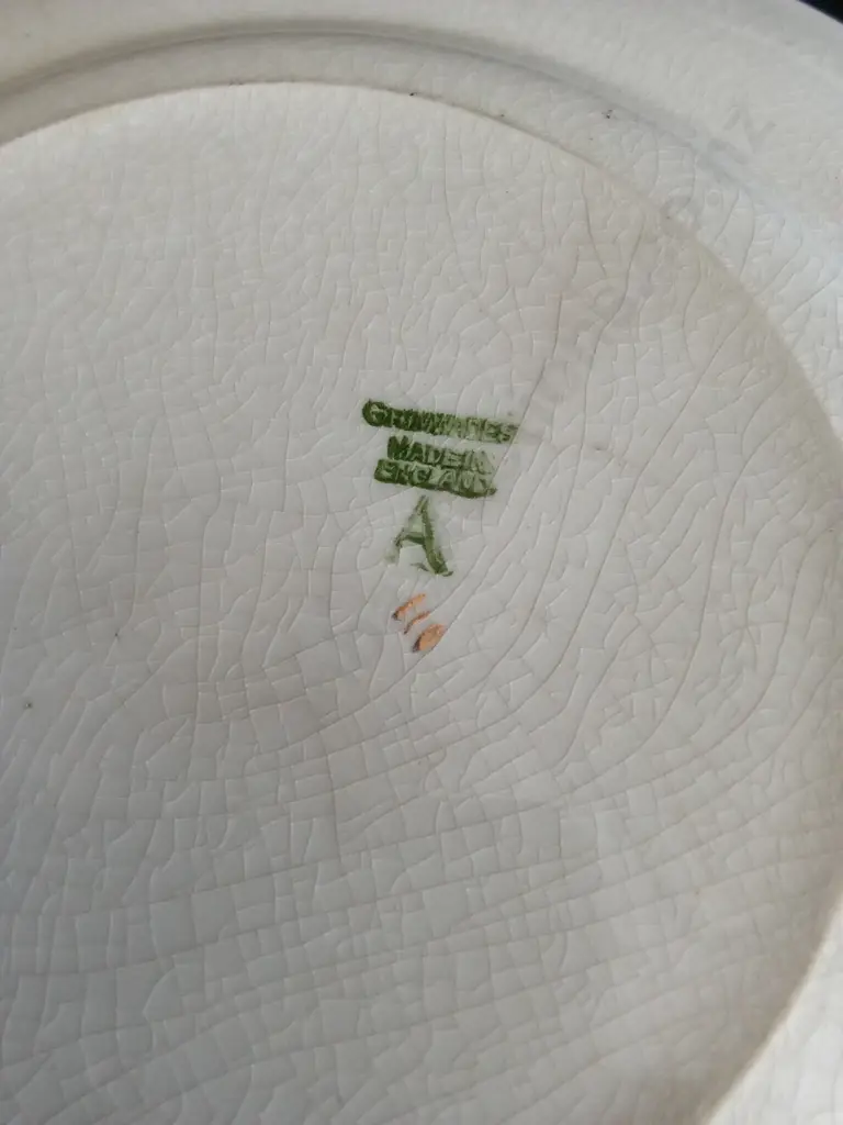 VINTAGE SOLIAN WARE PLATE DIA19CM, GRIMWADES PLATE DIA21CM AND A MALING CANDLESTICKS H6CM Image 1++