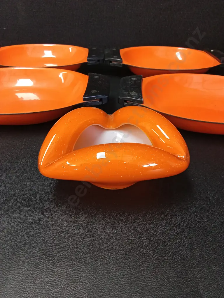 4 ORANGE ENAMEL DISHES L25CM AND AN ASHTRAY L11CM Image 1++