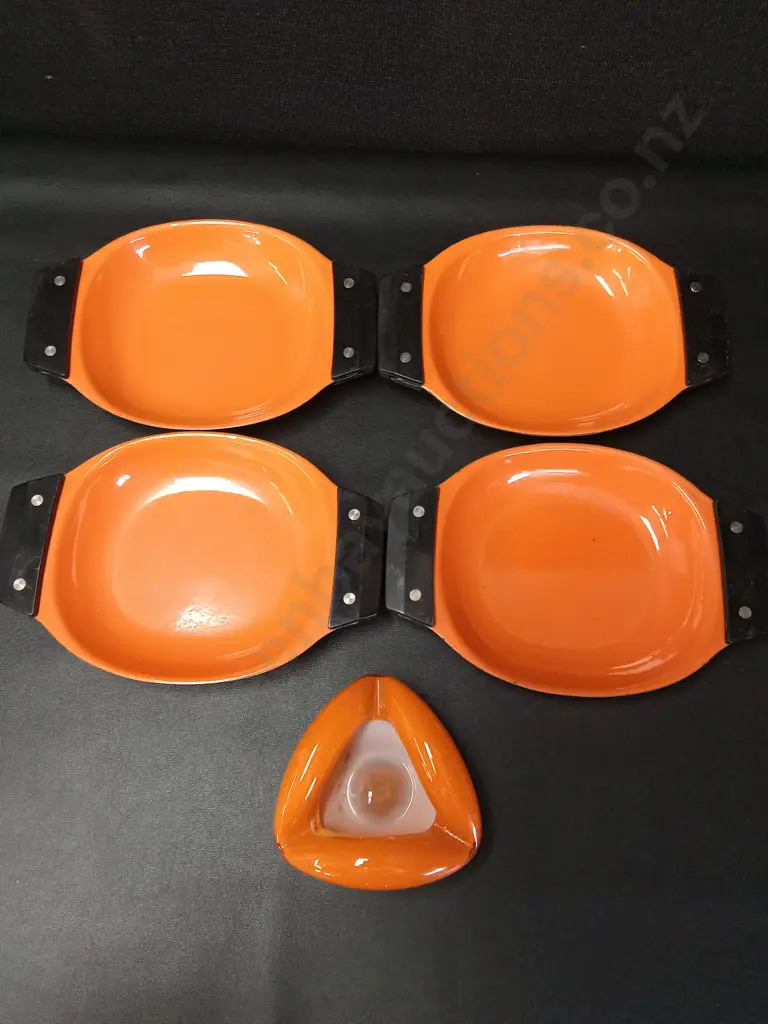 4 ORANGE ENAMEL DISHES L25CM AND AN ASHTRAY L11CM Image 1++