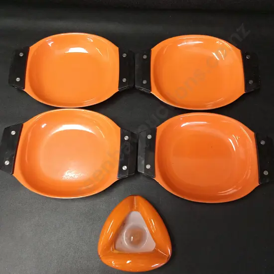 4 ORANGE ENAMEL DISHES L25CM AND AN ASHTRAY L11CM