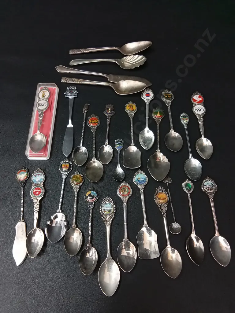 COLLECTION OF VINTAGE SOUVINER SPOONS Image 1++
