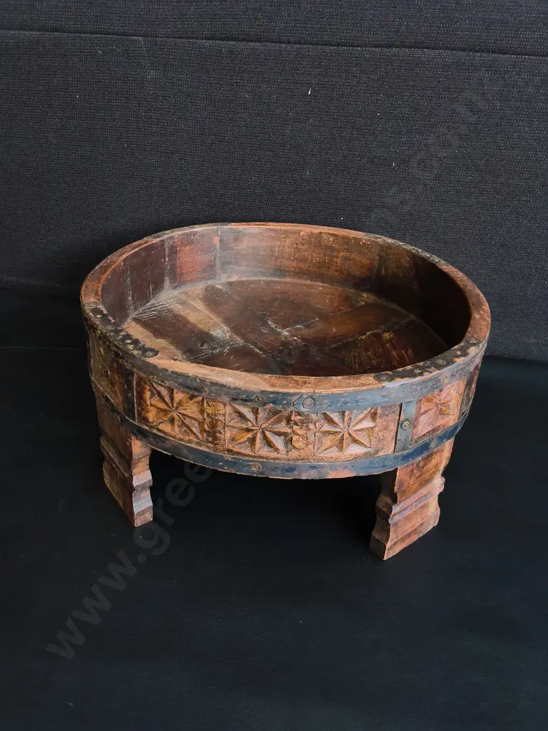 VINTAGE STYLE HAND CARVED INDIAN CHAKKI ROSER, PEDESTAL BOWL/ TRAY, H 14.5 CM X DIA 31 CM Image 1++