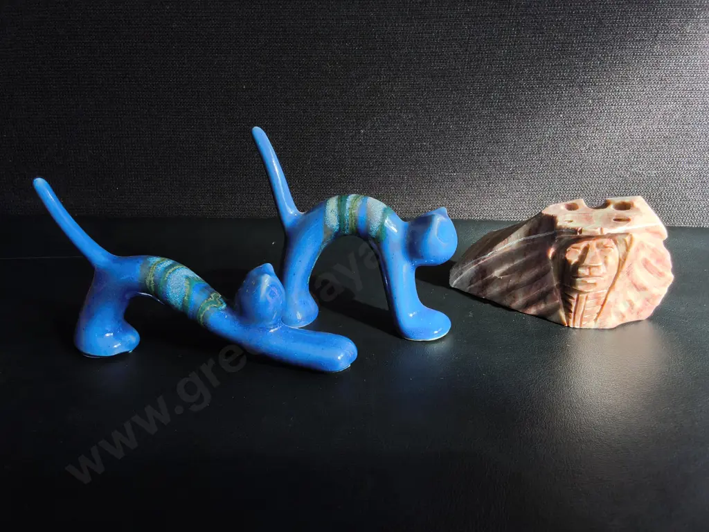 PAIR OF CERAMIC CAT FIGURINES AND CARVED STONE/CRYSTAL DECOR, TALLEST H 10 CM Image 1++
