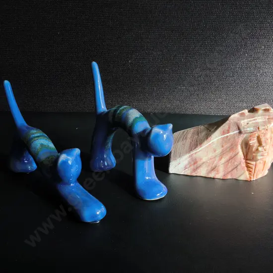 PAIR OF CERAMIC CAT FIGURINES AND CARVED STONE/CRYSTAL DECOR, TALLEST H 10 CM
