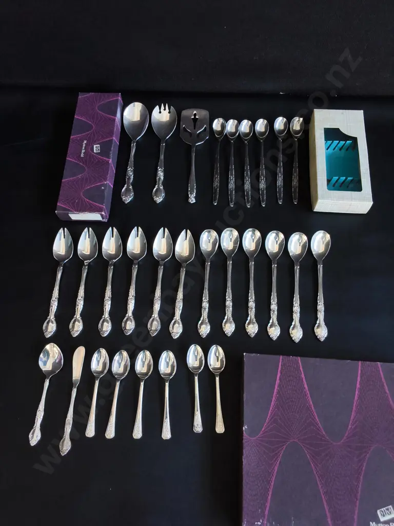 VINTAGE FLATWARE AND SERVING SET, 29 PIECES, GROSVENOR, EPNS, AND STAINLESS STEEL, BOXED Image 1++
