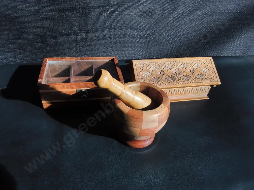 3 PIECES WOODEN TRINKET BOXES AND MORTRAR AND PESTLE, WIDEST W 20.5 CM Image 1++