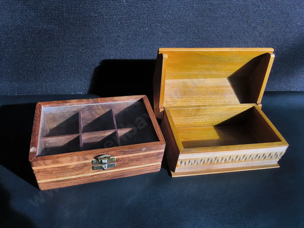 3 PIECES WOODEN TRINKET BOXES AND MORTRAR AND PESTLE, WIDEST W 20.5 CM Image 1++