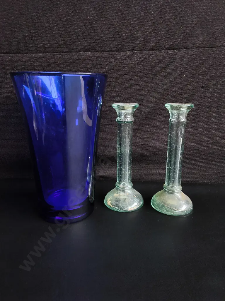 VINTAGE COBALT BLUE GLASS VASE AND PAIR OF GLASS BUD VASES, TALLEST H 24.5 CM Image 1++