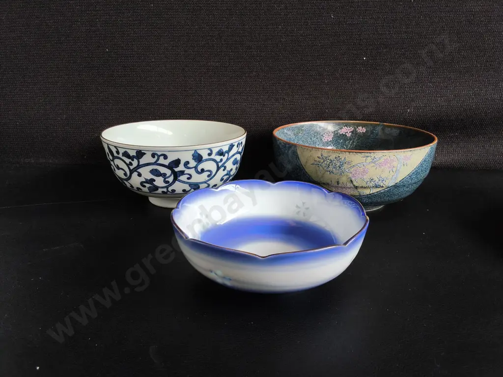MIX OF VINTAGE JAPANESE AND EAST ASIAN CERAMICS, INCLUDING IMARI PLATE, 7 PIECES Image 1++