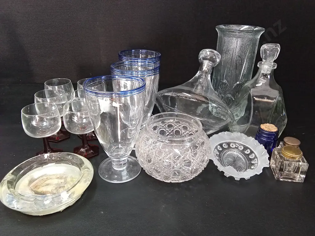 MIX OF GLASS ITEMS TALLEST H23CM Image 1++