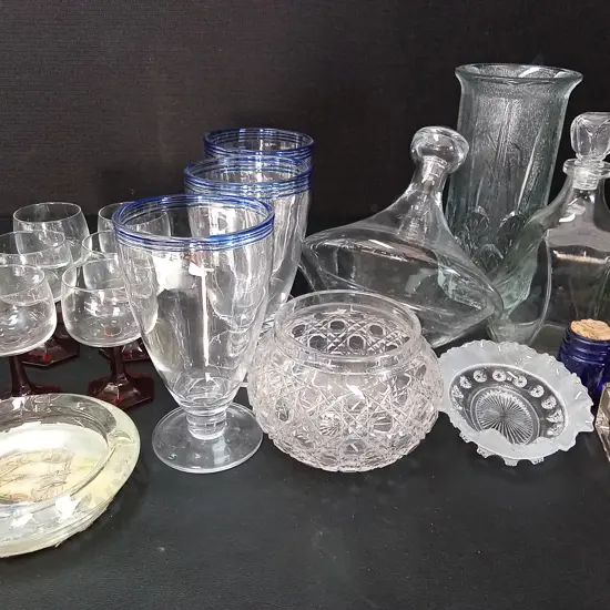 MIX OF GLASS ITEMS TALLEST H23CM