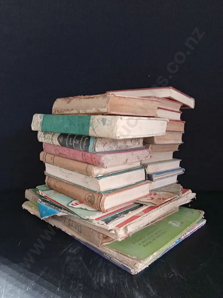 COLLECTION OF VINTAGE BOOKS Image 1++