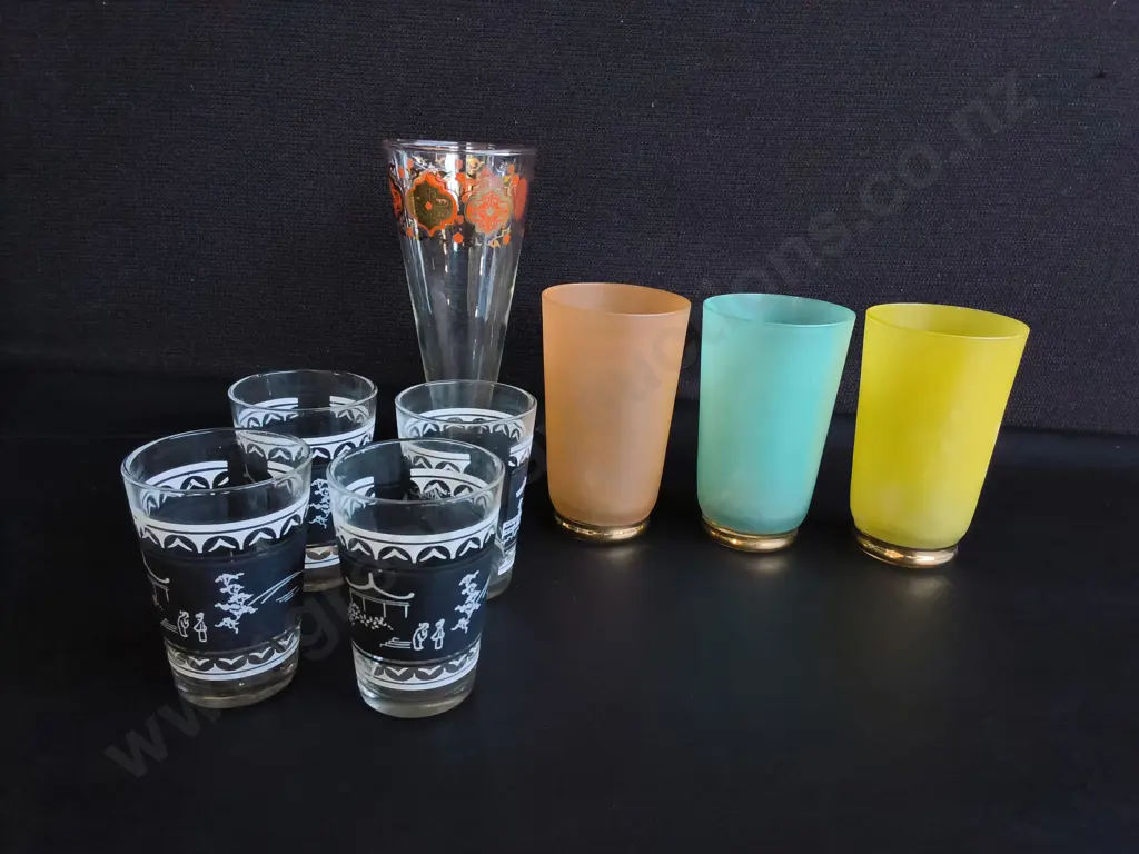 MIX OF 8 VINTAGE GLASSES, TALLEST H 17.5 CM Image 1++