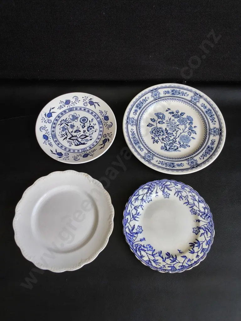 MIX OF 4 VINTAGE PLATES, WIDEST DIA 22.5 CM Image 1++
