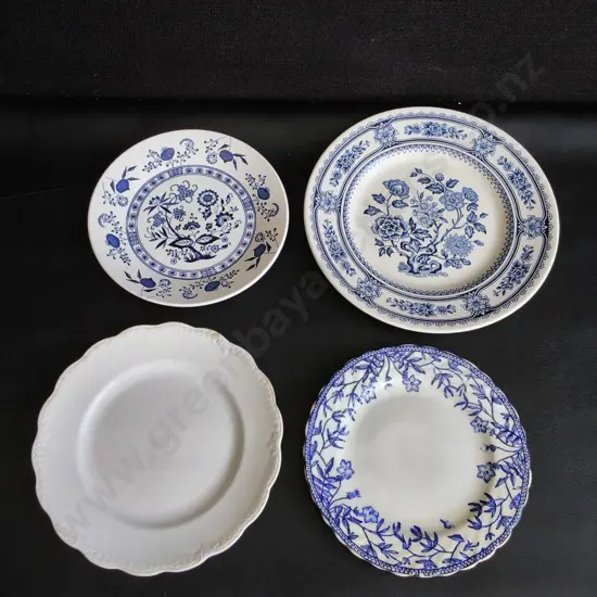 MIX OF 4 VINTAGE PLATES, WIDEST DIA 22.5 CM