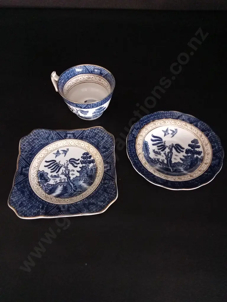 VINTAGE FALCON WARE KOALA CRICKET BOWL DIA 14.5CM, 6 VINTAGE CHELSEA BY SHELLEY SMALL SQUARE PLATES AND A TEA TRIO Image 1++