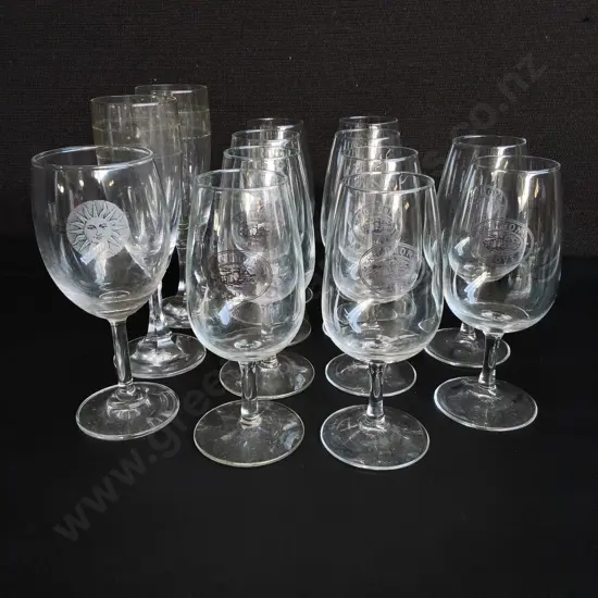 MIX OF GLASSWARE, 13 PIECES, TALLEST H 12 CM