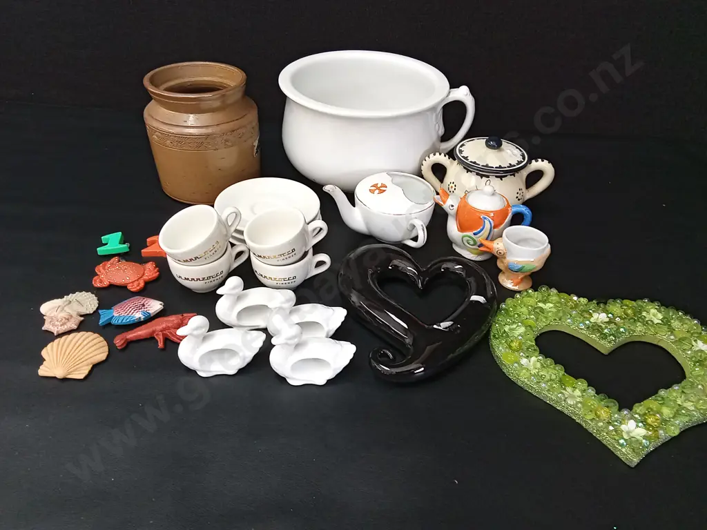 BOX OF ITEMS TALLEST H14CM Image 1++