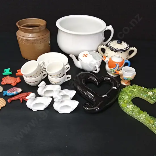 BOX OF ITEMS TALLEST H14CM