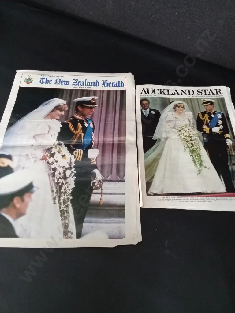 COLLECTION OF VINTAGE HEADLINES MAGAZINES AND 2 ROYAL NEWSPAPER SOUVINERS Image 1++