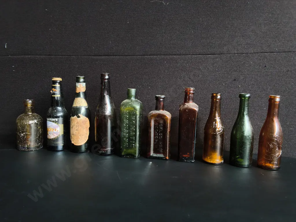 COLLECTION OF 10 VINTAGE AND ANTIQUE GLASS BOTTLES, TALLEST H 24 CM Image 1++