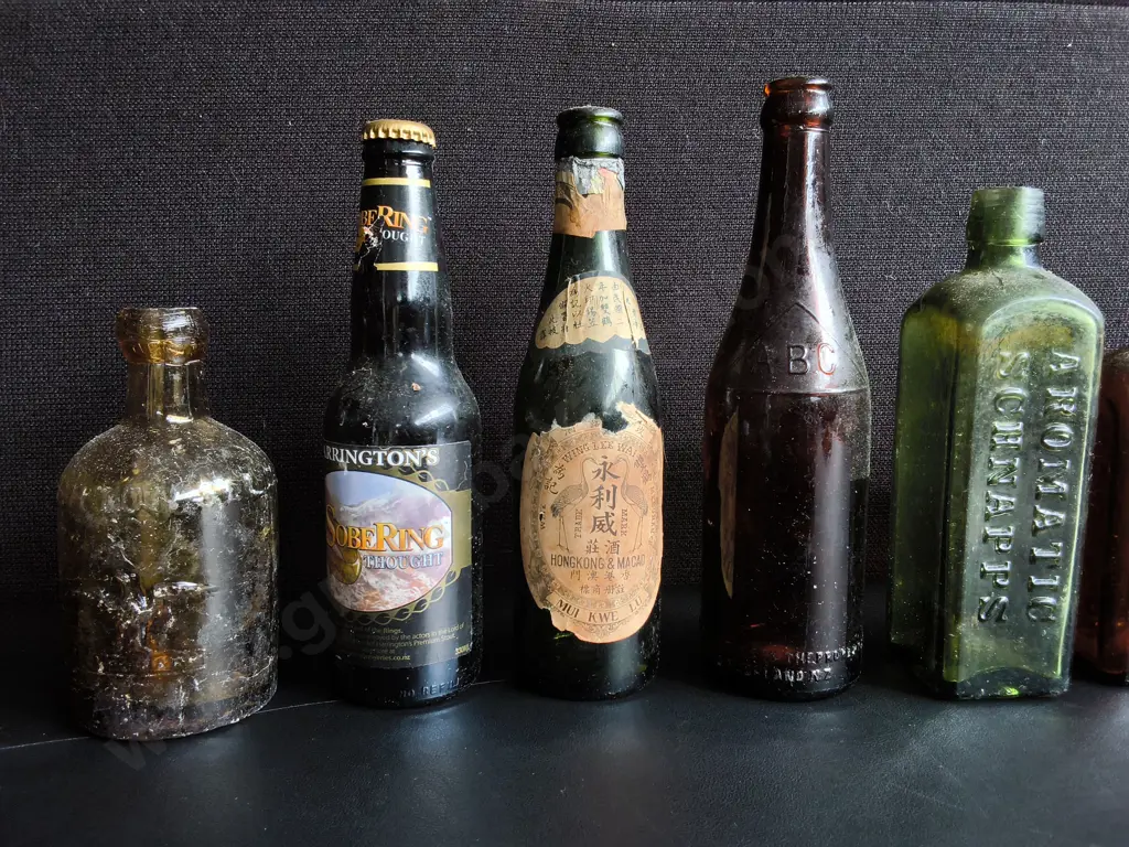 COLLECTION OF 10 VINTAGE AND ANTIQUE GLASS BOTTLES, TALLEST H 24 CM Image 1++