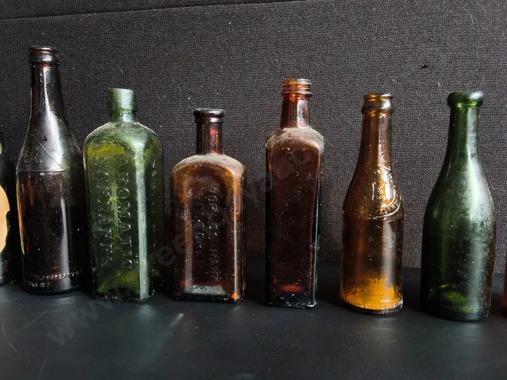 COLLECTION OF 10 VINTAGE AND ANTIQUE GLASS BOTTLES, TALLEST H 24 CM Image 1++