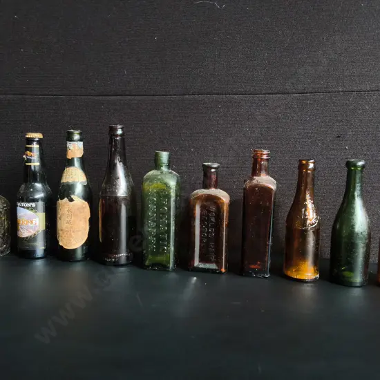 COLLECTION OF 10 VINTAGE AND ANTIQUE GLASS BOTTLES, TALLEST H 24 CM