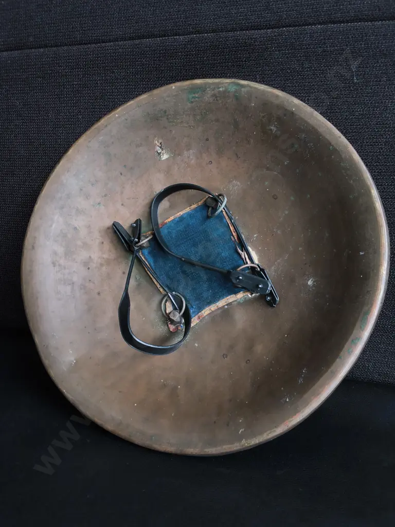 ANTIQUE INDO PERSIAN ENAMELED BRASS DHAL SHIELD (BENARES STYLE BUCKLER), W 30 CM Image 1++