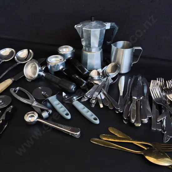 MIX OF KITCHENWARE AND CUTLERY