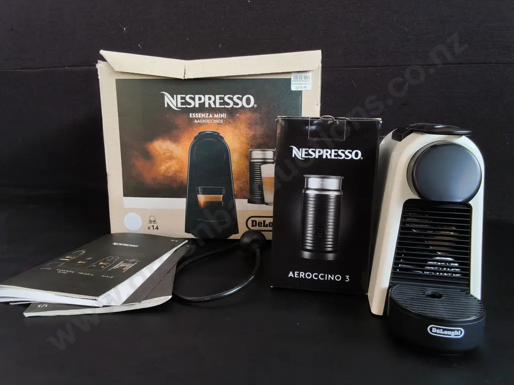 WHITE DE'LONGHI NESPRESSO ESSENZA MINI CAPSULE COFFEE MACHINE, IN BOX Image 1++