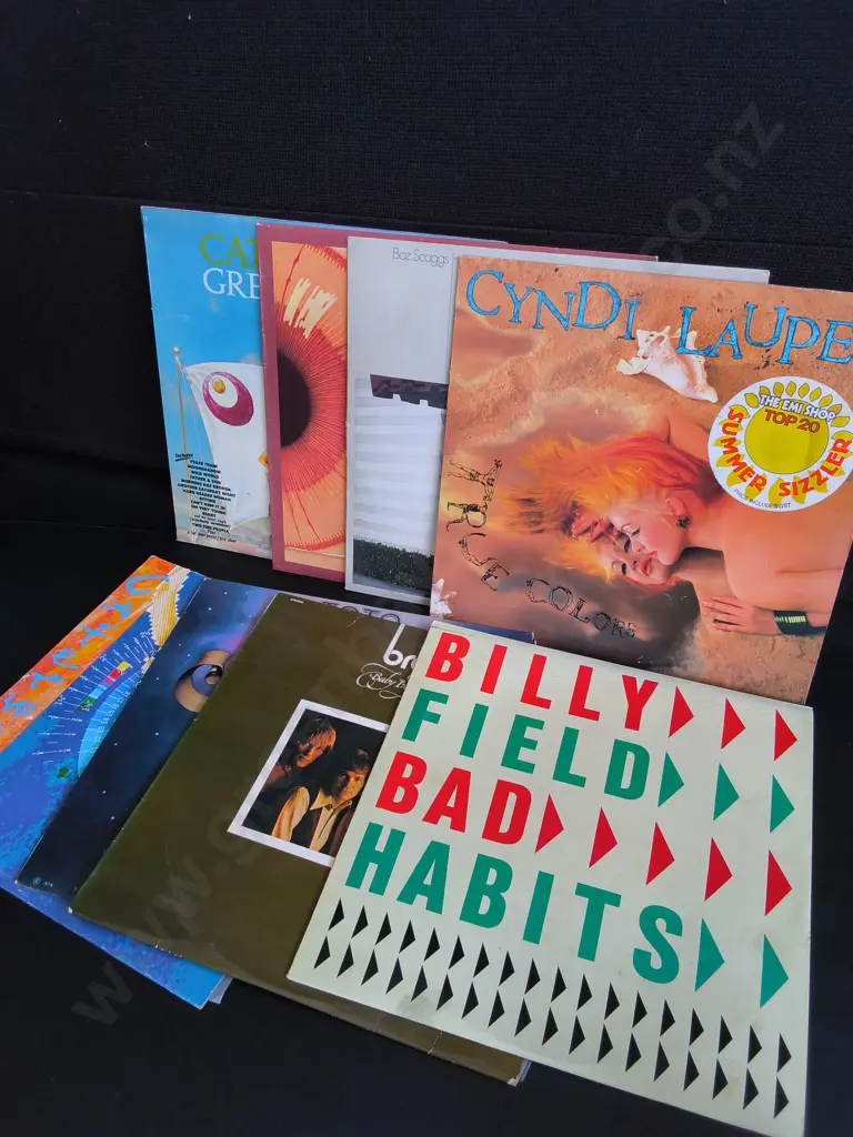 VINTAGE WIRE RECORD STAND AND MIX OF VINYL, INCLUDES 20 RECORDS Image 1++