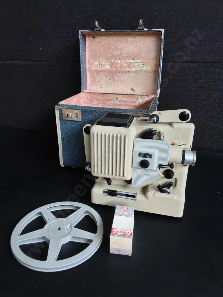 VINTAGE EUMIG P8 8MM FILM PROJECTOR WITH STORAGE CASE AND SPARE LAMP, W 26 CM Image 1++