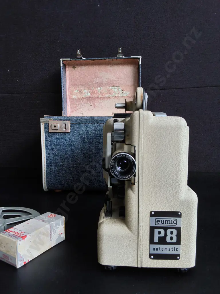 VINTAGE EUMIG P8 8MM FILM PROJECTOR WITH STORAGE CASE AND SPARE LAMP, W 26 CM Image 1++