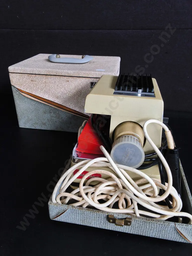 VINTAGE LIESEGANG AUTAX 300 SLIDE PROJECTOR WITH CASE, W 32 CM Image 1++