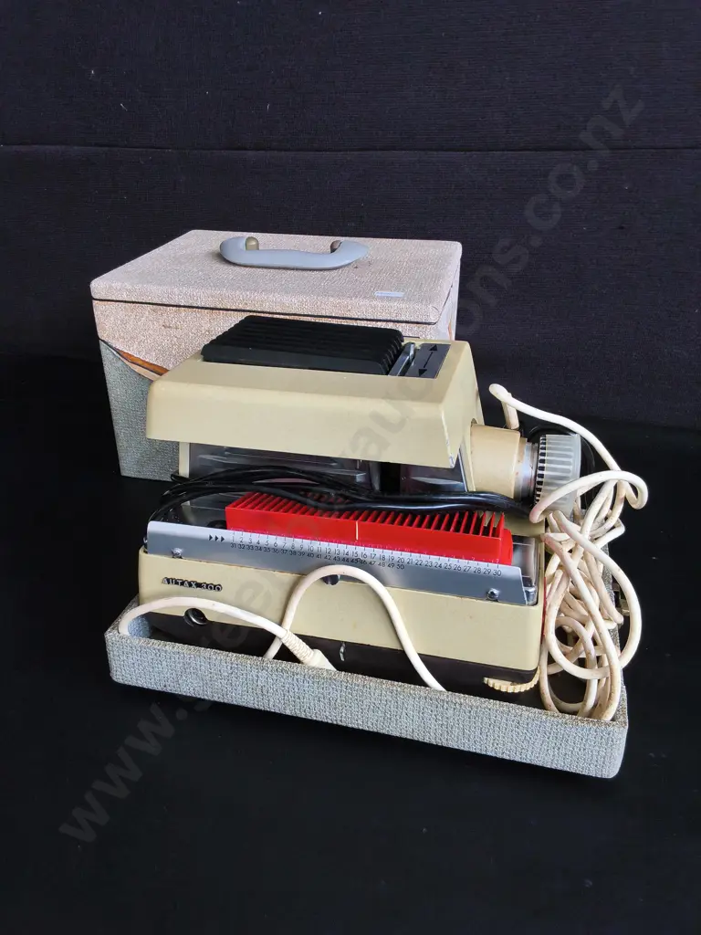 VINTAGE LIESEGANG AUTAX 300 SLIDE PROJECTOR WITH CASE, W 32 CM Image 1++