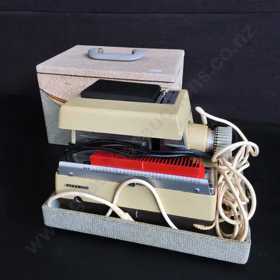 VINTAGE LIESEGANG AUTAX 300 SLIDE PROJECTOR WITH CASE, W 32 CM