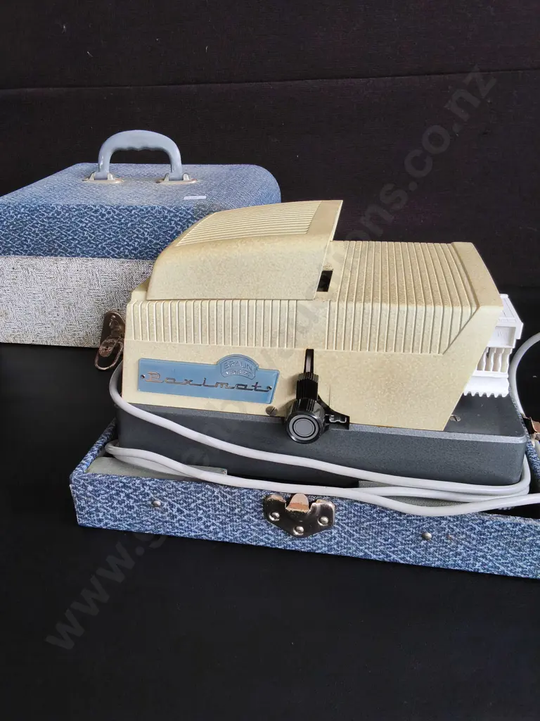 VINTAGE BRAUN PAXIMAT-N 12 ELECTRIC 35MM SLIDE PROJECTOR WITH STORAGE CASE, W 34 CM Image 1++