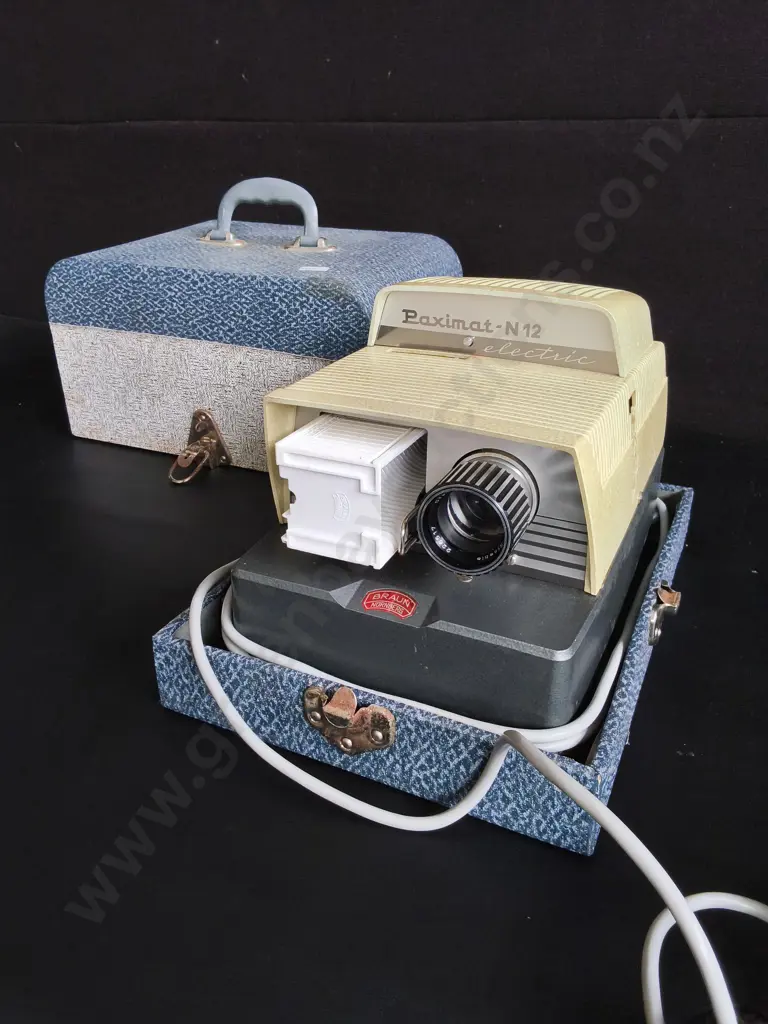 VINTAGE BRAUN PAXIMAT-N 12 ELECTRIC 35MM SLIDE PROJECTOR WITH STORAGE CASE, W 34 CM Image 1++