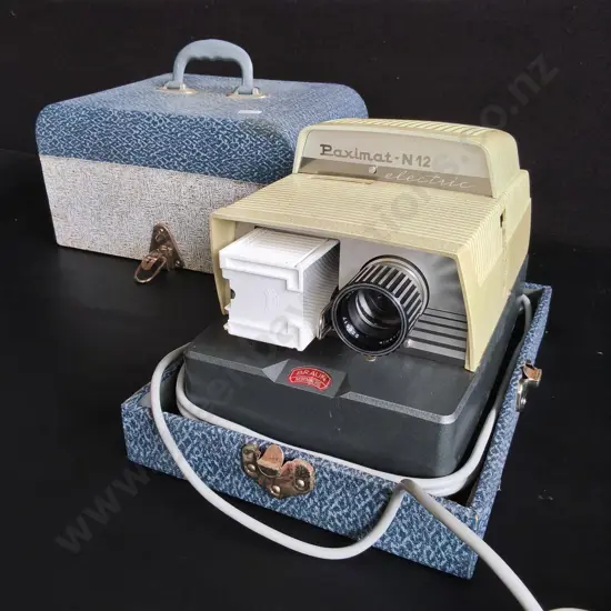 VINTAGE BRAUN PAXIMAT-N 12 ELECTRIC 35MM SLIDE PROJECTOR WITH STORAGE CASE, W 34 CM