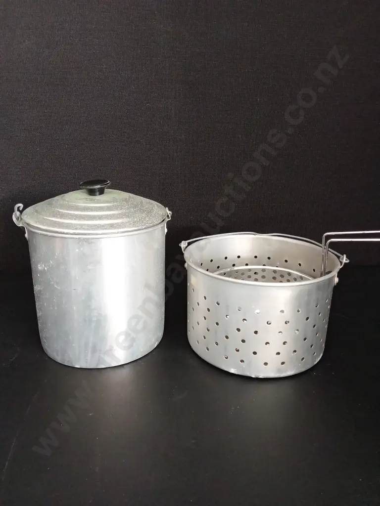 ASSORTED VINTAGE ALUMINIUM KITCHENWARE Image 1++