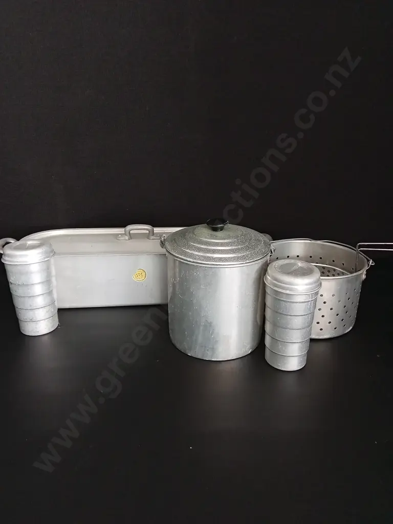 ASSORTED VINTAGE ALUMINIUM KITCHENWARE Image 1++