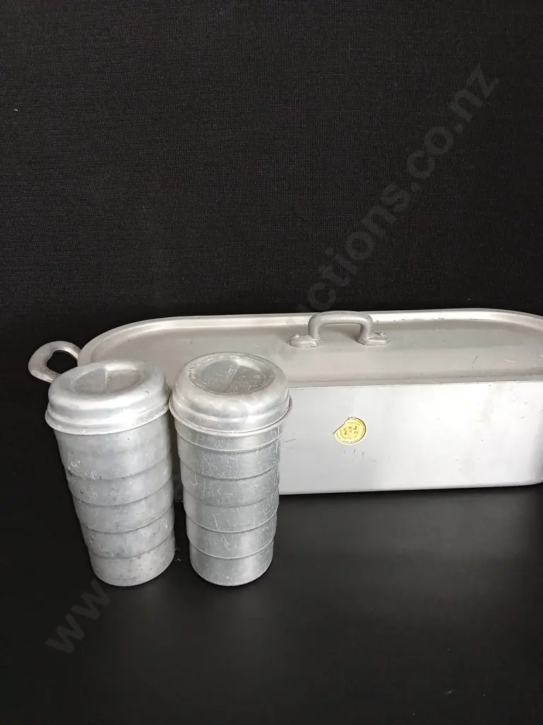 ASSORTED VINTAGE ALUMINIUM KITCHENWARE Image 1++